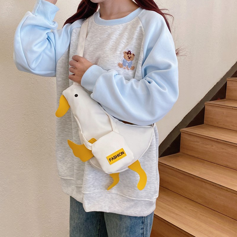 Crossbody taška, bežný textilný materiál, vertikálne štvorcová silueta, zips zapínanie, vnútorná kapsa na telefón, jarné vydanie 2025