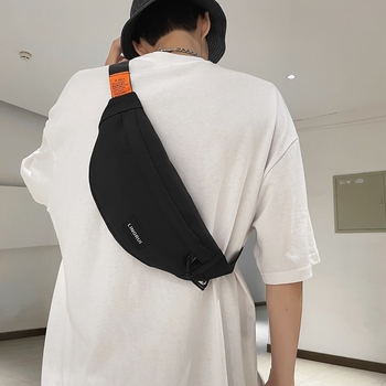 Γυναικεία τσάντα crossbody από νάιλον, σε street style, με φερμουάρ, εσωτερικό τσεπάκι με φερμουάρ και τσέπη τύπου patch