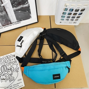 Γυναικεία τσάντα crossbody από νάιλον, σε street style, με φερμουάρ, εσωτερικό τσεπάκι με φερμουάρ και τσέπη τύπου patch