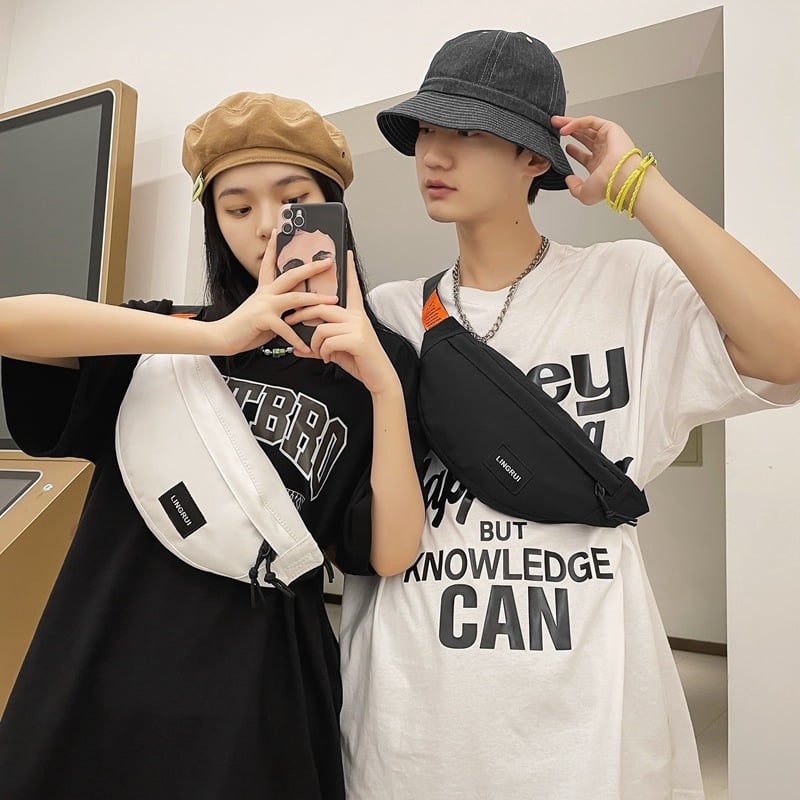 Γυναικεία τσάντα crossbody από νάιλον, σε street style, με φερμουάρ, εσωτερικό τσεπάκι με φερμουάρ και τσέπη τύπου patch