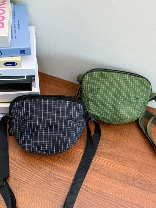 Geantă de umăr crossbody din nylon, lansare toamna 2025, închidere cu fermoar, buzunar intern pentru telefon