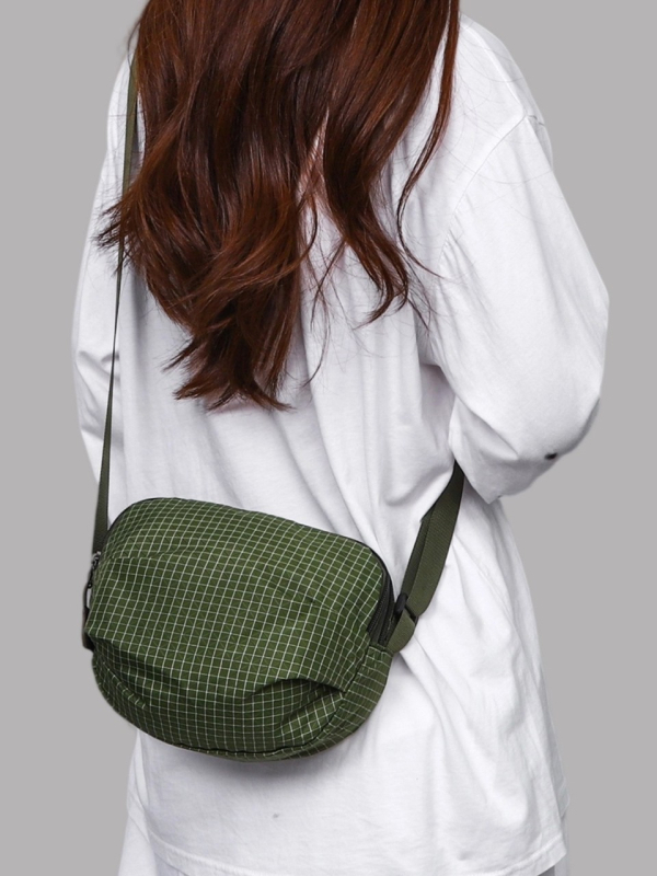 Geantă de umăr crossbody din nylon, lansare toamna 2025, închidere cu fermoar, buzunar intern pentru telefon