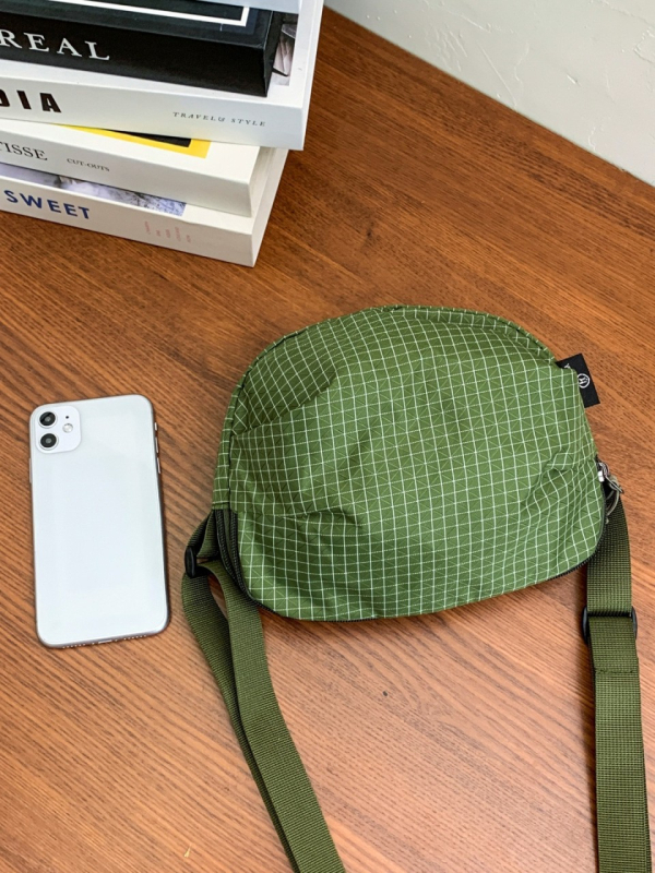 Geantă de umăr crossbody din nylon, lansare toamna 2025, închidere cu fermoar, buzunar intern pentru telefon