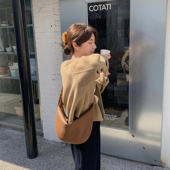 Crossbody torba s dumpling dizajnom, mekan PVC materijal, zatvaranje na zip, unutarnja džep sa zipom i džep za telefon