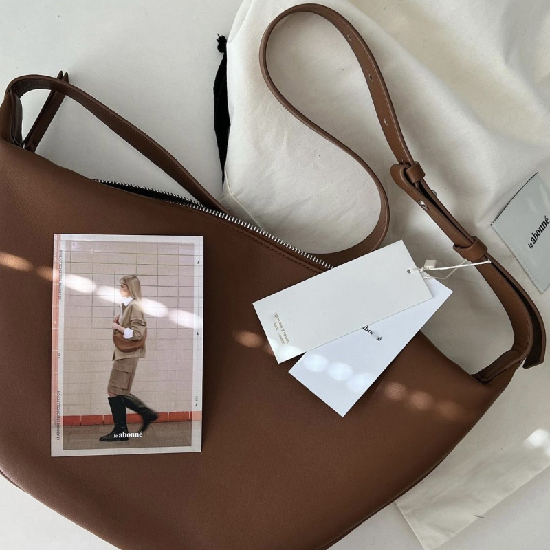 Crossbody torba s dumpling dizajnom, mekan PVC materijal, zatvaranje na zip, unutarnja džep sa zipom i džep za telefon