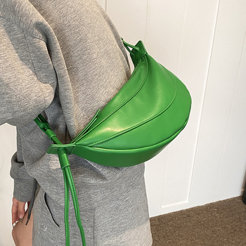 Taška typu dumpling – mestský štýl, PU materiál, tvar dumpling, otvorenie na zips, mäkká