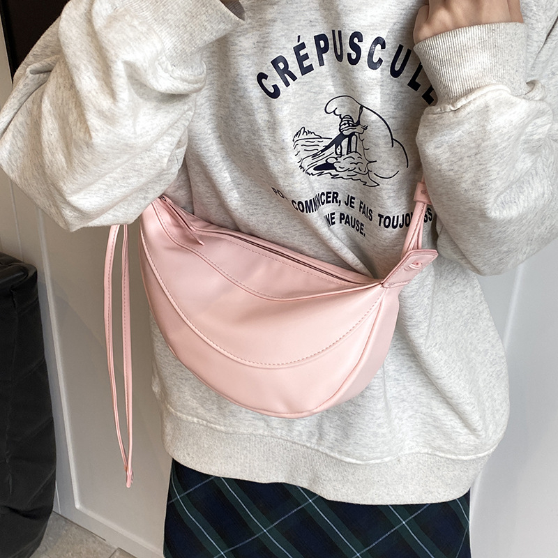 Taška typu dumpling – mestský štýl, PU materiál, tvar dumpling, otvorenie na zips, mäkká