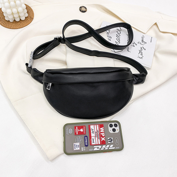 PU crossbody torba ulični stil, s poliesterom unutar; zatvaranje na zip; unutarnji džepovi: zip džep, džep za mobitel, džep za osobnu iskaznicu; s međuslojom.