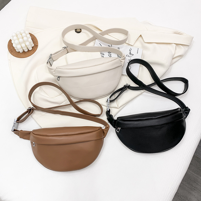 PU crossbody torba ulični stil, s poliesterom unutar; zatvaranje na zip; unutarnji džepovi: zip džep, džep za mobitel, džep za osobnu iskaznicu; s međuslojom.