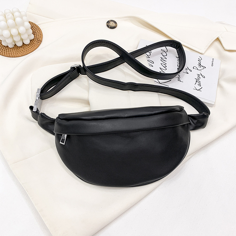 PU crossbody torba ulični stil, s poliesterom unutar; zatvaranje na zip; unutarnji džepovi: zip džep, džep za mobitel, džep za osobnu iskaznicu; s međuslojom.