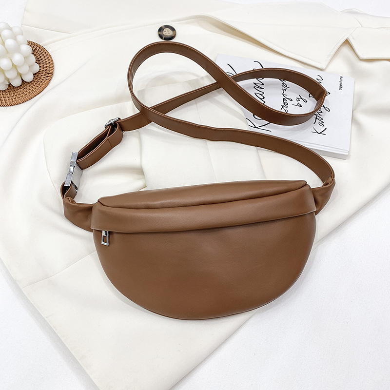 PU crossbody torba ulični stil, s poliesterom unutar; zatvaranje na zip; unutarnji džepovi: zip džep, džep za mobitel, džep za osobnu iskaznicu; s međuslojom.