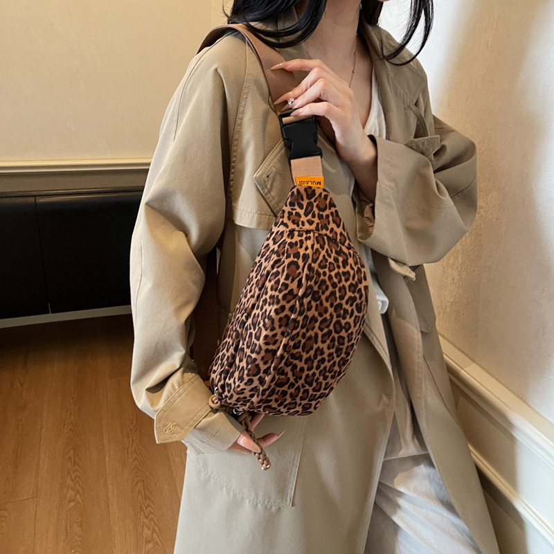 Kožna crossbody torba (poliesterska podstava, zatvarač, unutarnji džep za telefon, vanjski otvoreni džep)