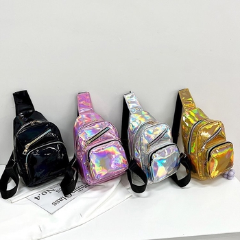 Crossbody torba s vertikalnim kvadratnim oblikom, 3D konstrukcija, zatvarač na zip, podstava od poliestera, izlazi proljeće 2025