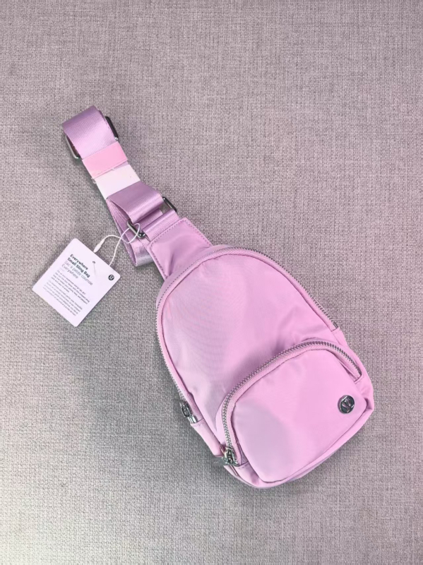Unisex nylon torba za ramena, kvadratnog oblika, zatvarač, unutrašnji džepovi za telefon i identifikaciju