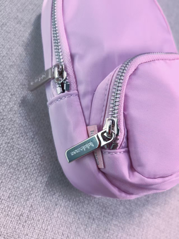 Unisex nylon torba za ramena, kvadratnog oblika, zatvarač, unutrašnji džepovi za telefon i identifikaciju