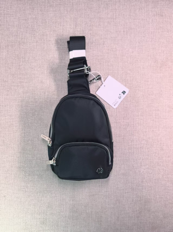 Unisex nylon torba za ramena, kvadratnog oblika, zatvarač, unutrašnji džepovi za telefon i identifikaciju