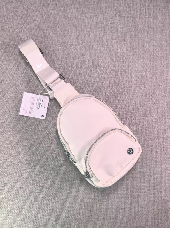 Unisex nylon torba za ramena, kvadratnog oblika, zatvarač, unutrašnji džepovi za telefon i identifikaciju
