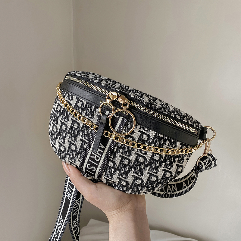 Shell Bag crossbody — pleteni materijal, podloga od poliestera, zatvarač, unutarnja džep sa zatvaračem, mekana tekstura