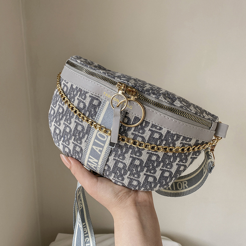 Shell Bag crossbody — pleteni materijal, podloga od poliestera, zatvarač, unutarnja džep sa zatvaračem, mekana tekstura