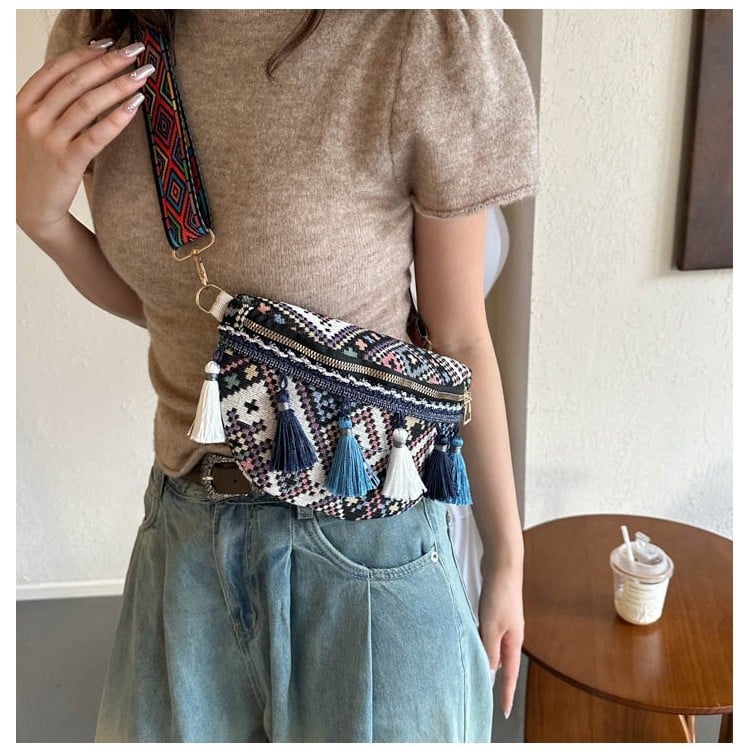 Kötött deréktáska bojtokkal és széles vállpánttal – retro etnikus stílus, cipzár a záráshoz, poliészter bélés, telefontartó zseb, háromdimenziós külső (Tavasz 2025)