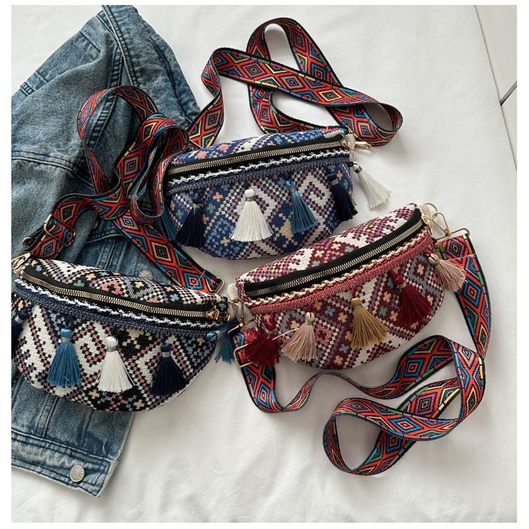 Kötött deréktáska bojtokkal és széles vállpánttal – retro etnikus stílus, cipzár a záráshoz, poliészter bélés, telefontartó zseb, háromdimenziós külső (Tavasz 2025)