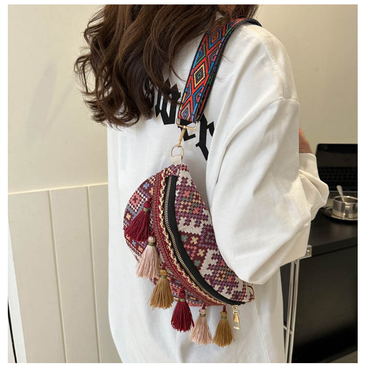 Kötött deréktáska bojtokkal és széles vállpánttal – retro etnikus stílus, cipzár a záráshoz, poliészter bélés, telefontartó zseb, háromdimenziós külső (Tavasz 2025)