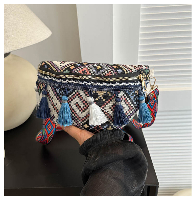 Kötött deréktáska bojtokkal és széles vállpánttal – retro etnikus stílus, cipzár a záráshoz, poliészter bélés, telefontartó zseb, háromdimenziós külső (Tavasz 2025)