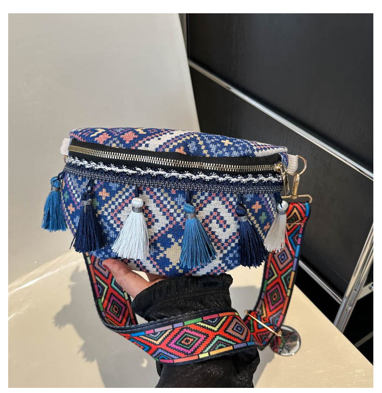Kötött deréktáska bojtokkal és széles vállpánttal – retro etnikus stílus, cipzár a záráshoz, poliészter bélés, telefontartó zseb, háromdimenziós külső (Tavasz 2025)