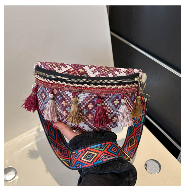 Kötött deréktáska bojtokkal és széles vállpánttal – retro etnikus stílus, cipzár a záráshoz, poliészter bélés, telefontartó zseb, háromdimenziós külső (Tavasz 2025)