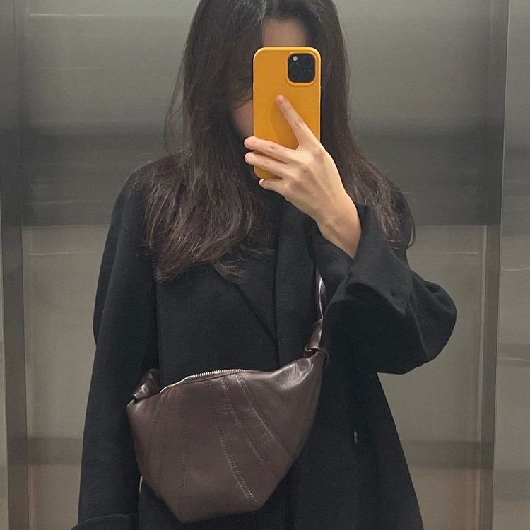 Crossbody torba od PU kože s croissant dizajnom, meka tekstura, 3D oblik, zatvarač, podstava od poliester-pamuk