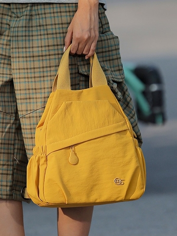 Ženska trofunkcionalna torba za prsa za vanjska putovanja — lagana crossbody torba (Materijal: Oxford tkanina; Podstava: Poliester; Način otvaranja: Zip; Unutarnji džepovi: džep za telefon, laminirani džep na zip; Godina/Sezona: jesen 2025)