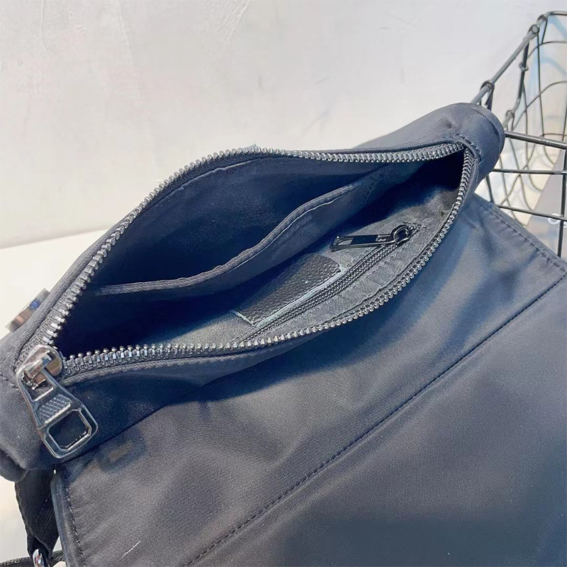 Casual ženska crossbody torba od Oxford platna, magnetsko zatvaranje, unutarnji džep sa zatvaračem, džep za mobitel, s unutarnjim slojem