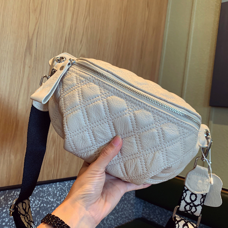Kožna crossbody torba s patentnim zatvaračem, poliester podstava, unutarnji džep sa zipom, džep za telefon i slot za ID karticu