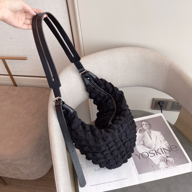 Dumpling crossbody torba od najlona, podstava od poliestera, zatvaranje na zip, unutarnji džep za telefon i džep sa zipom, Eight girls brend, pogodna za slobodno vrijeme i putovanja
