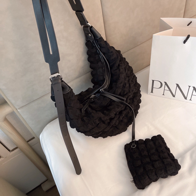 Dumpling crossbody torba od najlona, podstava od poliestera, zatvaranje na zip, unutarnji džep za telefon i džep sa zipom, Eight girls brend, pogodna za slobodno vrijeme i putovanja