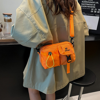 Casual lagana torbica za prsa u japanskom stilu od PU materijala, zatvarač, unutarnji džepovi za telefon i dokumente, jedna naramenica crossbody, pogodna za slobodno vrijeme putovanja