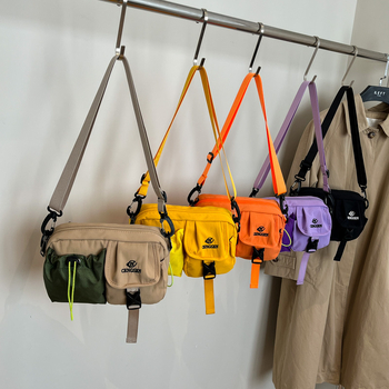 Casual lagana torbica za prsa u japanskom stilu od PU materijala, zatvarač, unutarnji džepovi za telefon i dokumente, jedna naramenica crossbody, pogodna za slobodno vrijeme putovanja