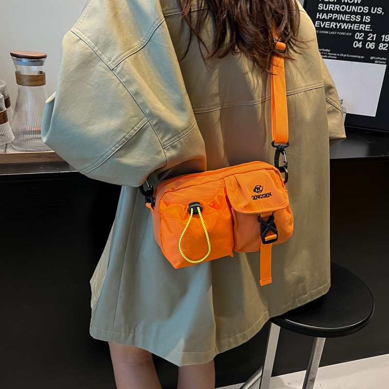 Casual lagana torbica za prsa u japanskom stilu od PU materijala, zatvarač, unutarnji džepovi za telefon i dokumente, jedna naramenica crossbody, pogodna za slobodno vrijeme putovanja
