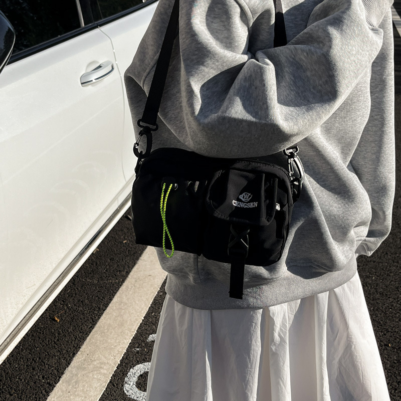 Casual lagana torbica za prsa u japanskom stilu od PU materijala, zatvarač, unutarnji džepovi za telefon i dokumente, jedna naramenica crossbody, pogodna za slobodno vrijeme putovanja