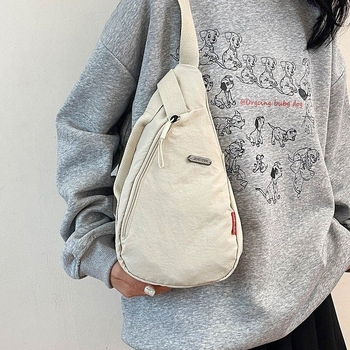 Crossbody torba u urbanom minimalističkom stilu, Oxford tkanina, zatvarač, unutarnji džep sa zipom i džep za telefon, proljeće 2025