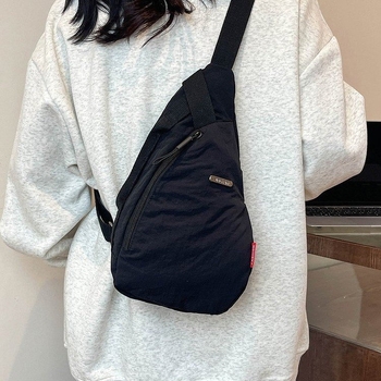 Crossbody torba u urbanom minimalističkom stilu, Oxford tkanina, zatvarač, unutarnji džep sa zipom i džep za telefon, proljeće 2025