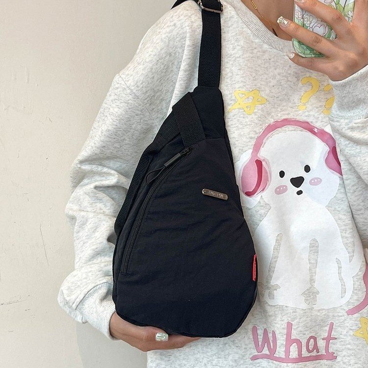 Crossbody torba u urbanom minimalističkom stilu, Oxford tkanina, zatvarač, unutarnji džep sa zipom i džep za telefon, proljeće 2025