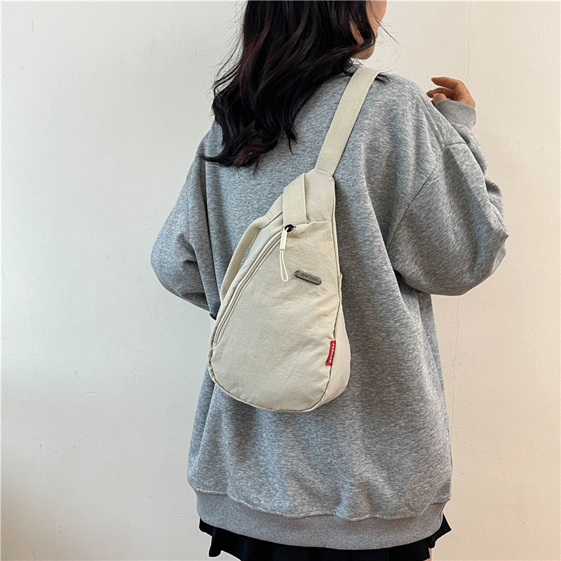 Crossbody torba u urbanom minimalističkom stilu, Oxford tkanina, zatvarač, unutarnji džep sa zipom i džep za telefon, proljeće 2025