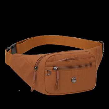 Crossbody torba s minimalističkim dizajnom i tihim luksuzom; najlon materijal; podstava od poliestera; zatvarač; džep za mobitel; horizontalni kvadratni oblik