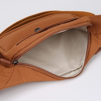 Crossbody torba s minimalističkim dizajnom i tihim luksuzom; najlon materijal; podstava od poliestera; zatvarač; džep za mobitel; horizontalni kvadratni oblik