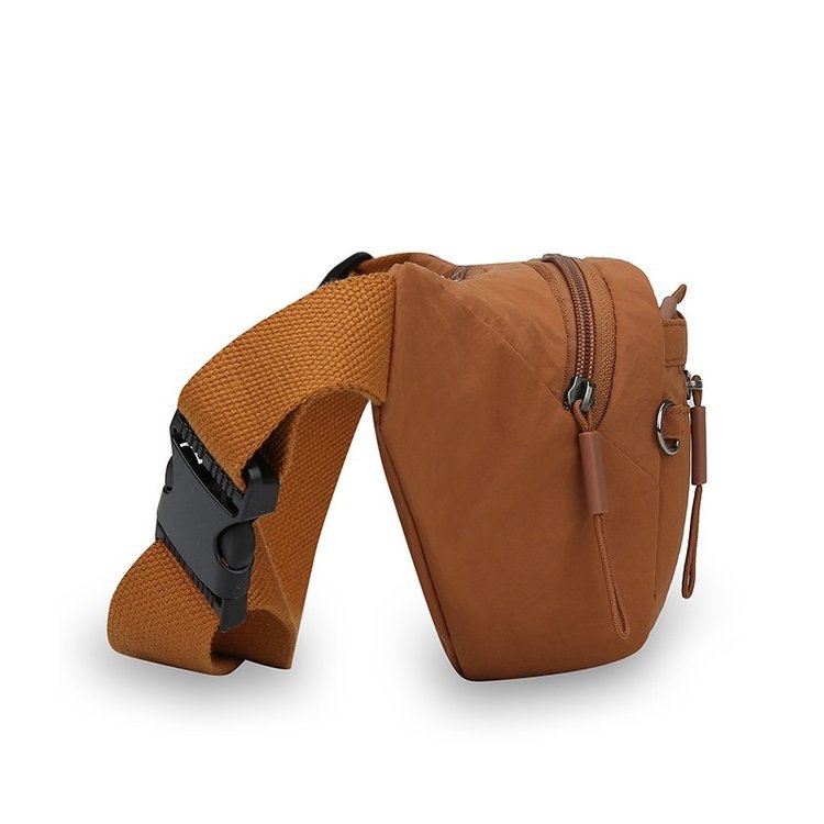 Crossbody torba s minimalističkim dizajnom i tihim luksuzom; najlon materijal; podstava od poliestera; zatvarač; džep za mobitel; horizontalni kvadratni oblik