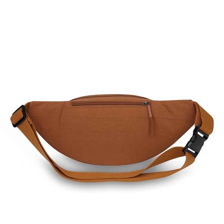 Crossbody torba s minimalističkim dizajnom i tihim luksuzom; najlon materijal; podstava od poliestera; zatvarač; džep za mobitel; horizontalni kvadratni oblik