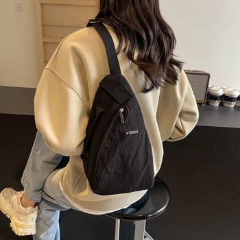 Unisex nylon crossbody torba, ovalnog oblika, zip zatvaranje, poliester podstava, laminirani džep