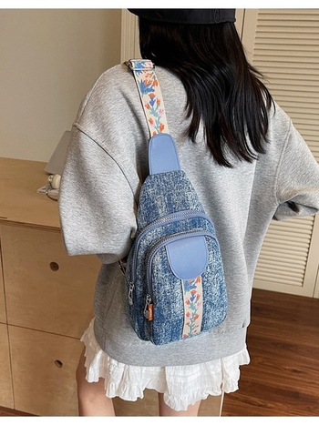 Ženska crossbody torbica – gradska jednostavnost, denim materijal, zatvaranje zatvaračem, unutarnja džep sa zatvaračem, poliester podstava, ljeto 2025