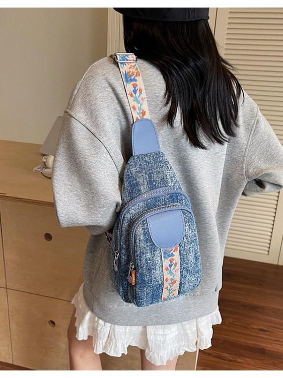 Ženska crossbody torbica – gradska jednostavnost, denim materijal, zatvaranje zatvaračem, unutarnja džep sa zatvaračem, poliester podstava, ljeto 2025